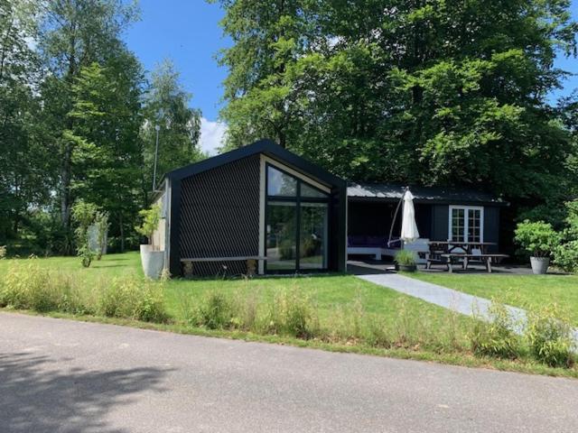 Luxe Chalet In Oosterwolde In Friesland, Op Rustig Park Met Uitzicht Op Meer En Strandje Exterior photo